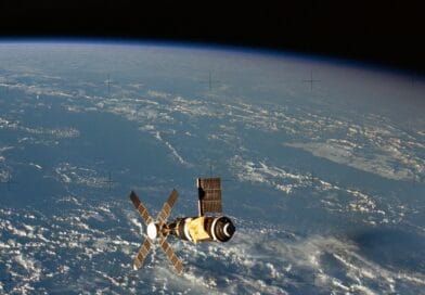 Estação espacial Skylab em órbita, fotografada sobre a Terra em fevereiro de 1974. Imagem à distância.