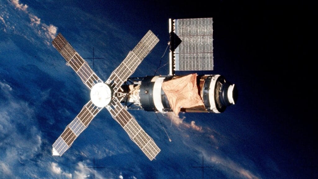 Estação espacial Skylab em órbita, fotografada sobre a Terra em fevereiro de 1974. Imagem de close.