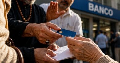 Pessoa idosa entrega cartão bancário a homem durante suposta benção na porta do banco.