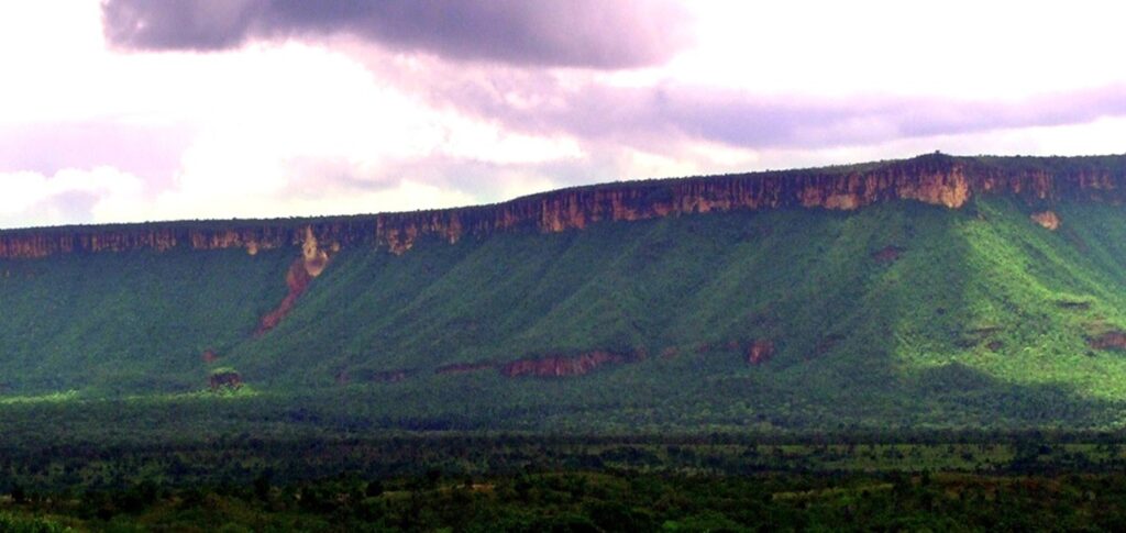 Paisagem da Serra Geral de Goiás, em Taguatinga, Tocantins, com formações rochosas e vegetação do Cerrado.