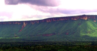 Paisagem da Serra Geral de Goiás, em Taguatinga, Tocantins, com formações rochosas e vegetação do Cerrado.
