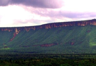 Paisagem da Serra Geral de Goiás, em Taguatinga, Tocantins, com formações rochosas e vegetação do Cerrado.
