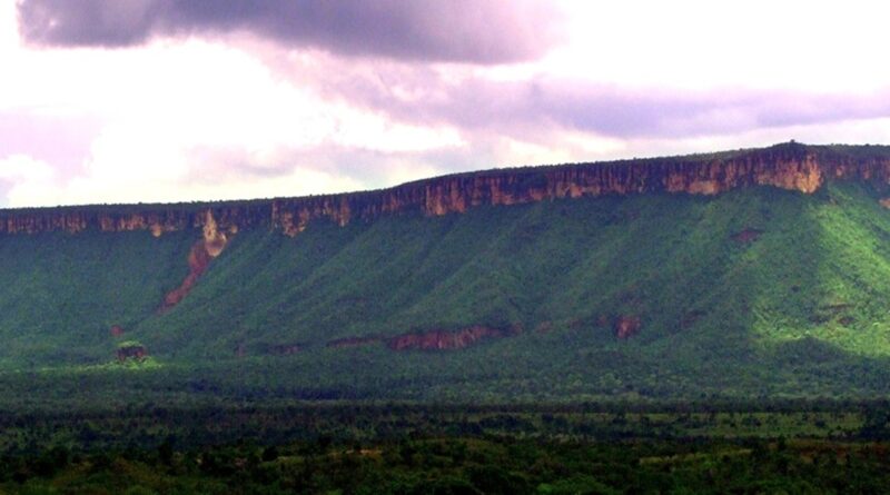 Paisagem da Serra Geral de Goiás, em Taguatinga, Tocantins, com formações rochosas e vegetação do Cerrado.